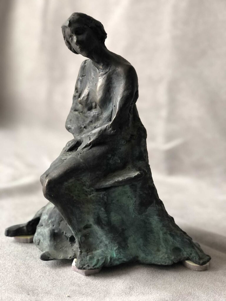 AnnaPytlak_Figurka-siedziacej-kobiety_braz__2676 AnnaPytlak_Figurka-siedziacej-kobiety_braz__2676