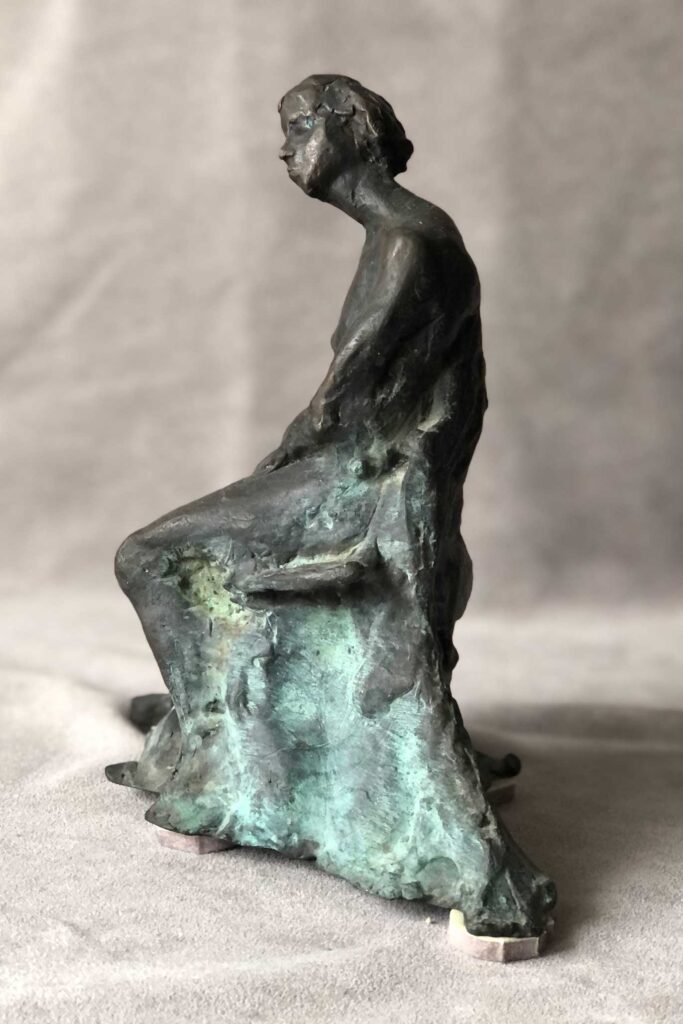 AnnaPytlak_Figurka-siedziacej-kobiety_braz__2679 AnnaPytlak_Figurka-siedziacej-kobiety_braz__2679