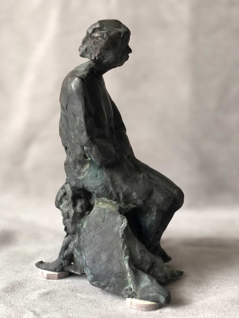 AnnaPytlak_Figurka-siedziacej-kobiety_braz__2681 AnnaPytlak_Figurka-siedziacej-kobiety_braz__2681