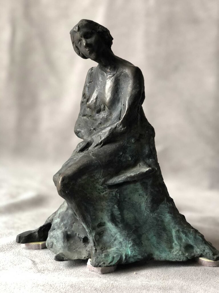 AnnaPytlak_Figurka-siedziacej-kobiety_braz__2682 AnnaPytlak_Figurka-siedziacej-kobiety_braz__2682